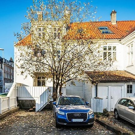 Central Apartment With Balcony, Self-Check In & Private Entrance Bergen Exterior foto
