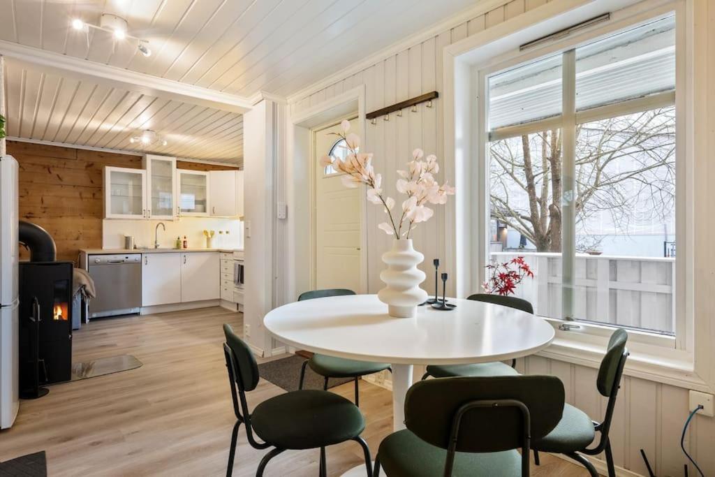 Central Apartment With Balcony, Self-Check In & Private Entrance Bergen Exterior foto