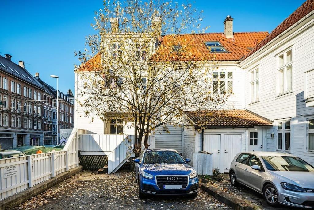 Central Apartment With Balcony, Self-Check In & Private Entrance Bergen Exterior foto