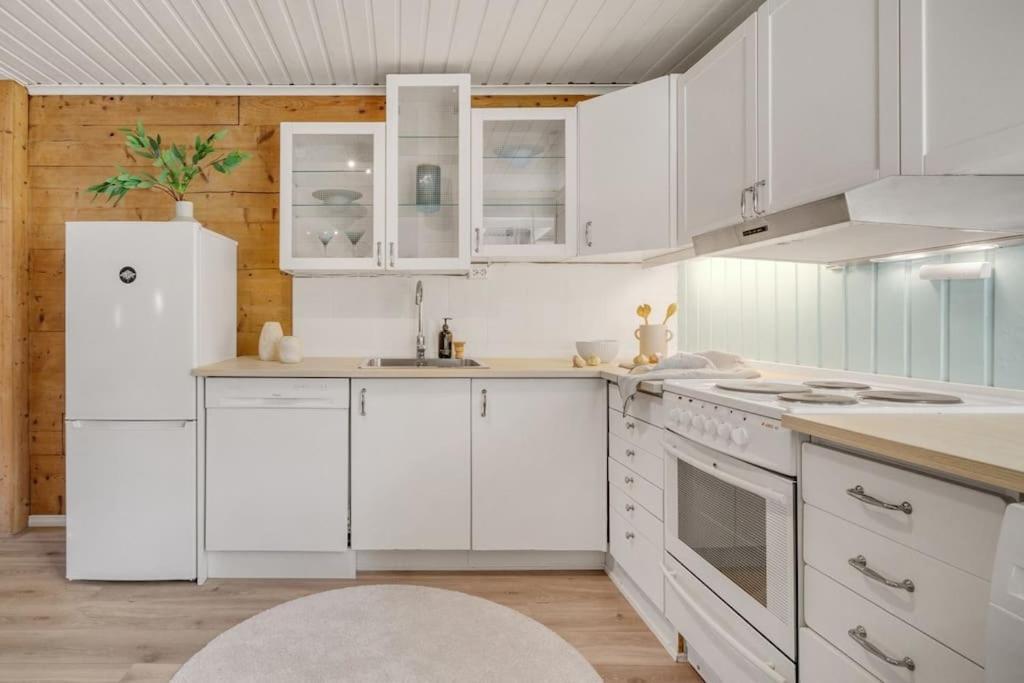 Central Apartment With Balcony, Self-Check In & Private Entrance Bergen Exterior foto